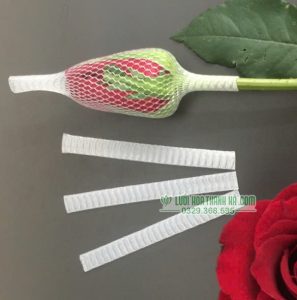 Lưới bao hoa giúp bảo vệ nụ hoa, hạn chế dập và giữ form đẹp